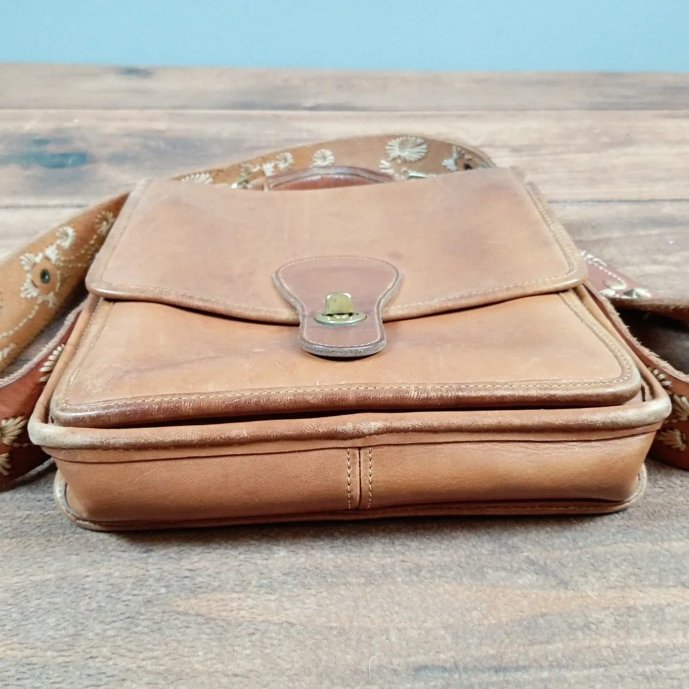Vintage Coach Purse clasp brown messenger bag with handle and flower stap5942